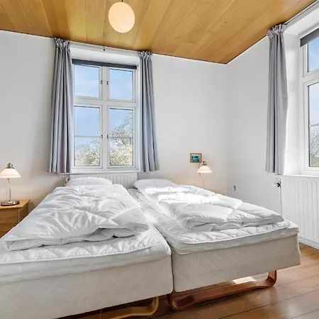Pet Friendly In With Kitchen Holiday home