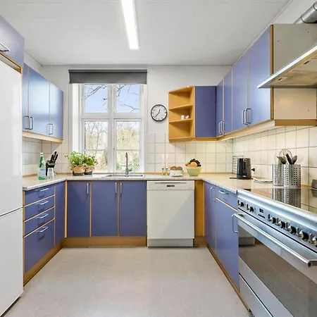 Pet Friendly In With Kitchen *