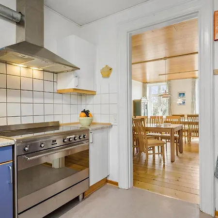 Pet Friendly In With Kitchen *